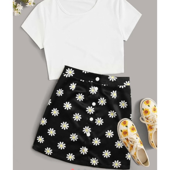 ROMWE Dresses & Skirts - daisy skirt & white crop 😇